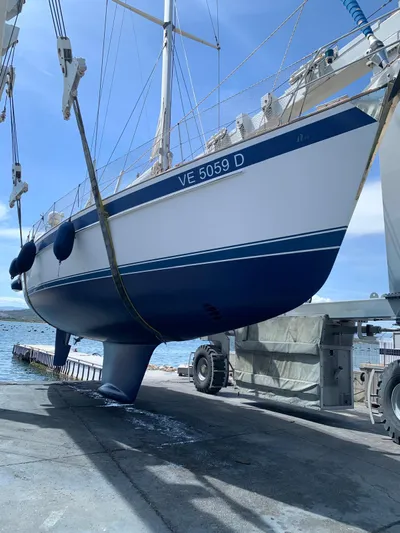  Yacht Photos Pics Hallberg-Rassy 48 MK 2006 sailboat on lift, blue and white hull, dockside.