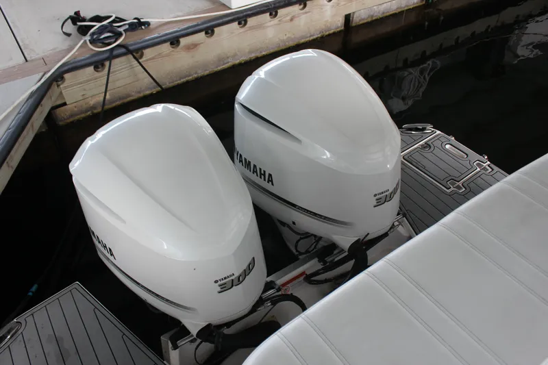  Yacht Photos Pics Twin Yamaha 300 outboard engines on a 2021 Regal 33 XO boat.