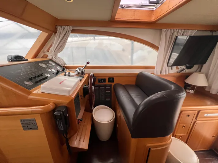  Yacht Photos Pics 2007 Cantieri Estensi Goldstar 440 yacht interior with helm, seating, and navigation equipment.