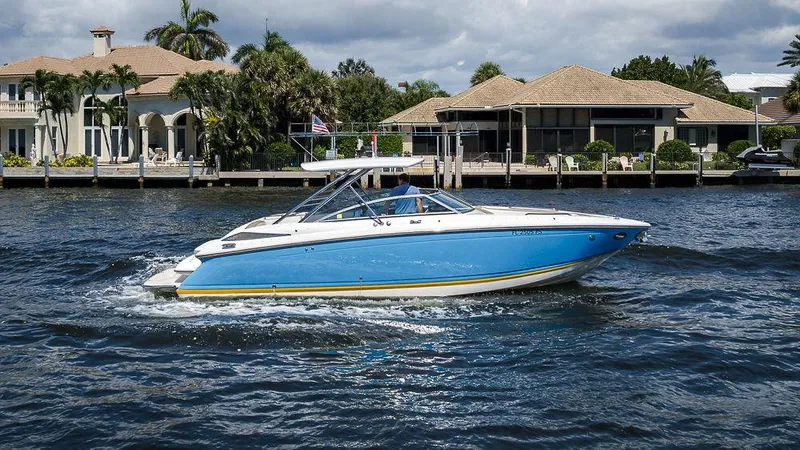  Yacht Photos Pics 2014 Cobalt - Exterior profile on the water