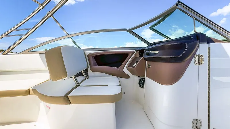  Yacht Photos Pics 2014 Cobalt - Helm