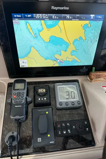 Man O War Yacht Photos Pics Navigation system and controls on a 2009 Sea Ray 580 Sundancer yacht.