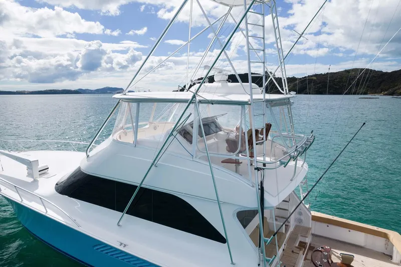 Defiance Yacht Photos Pics 