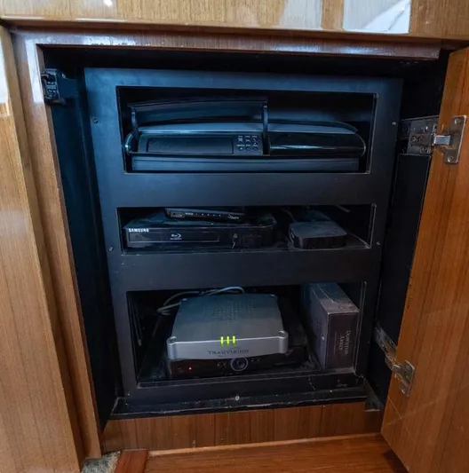 Defiance Yacht Photos Pics 