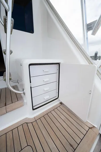 Defiance Yacht Photos Pics 