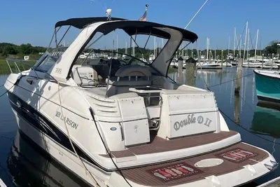 Larson Cabrio 330 Day Cruiser