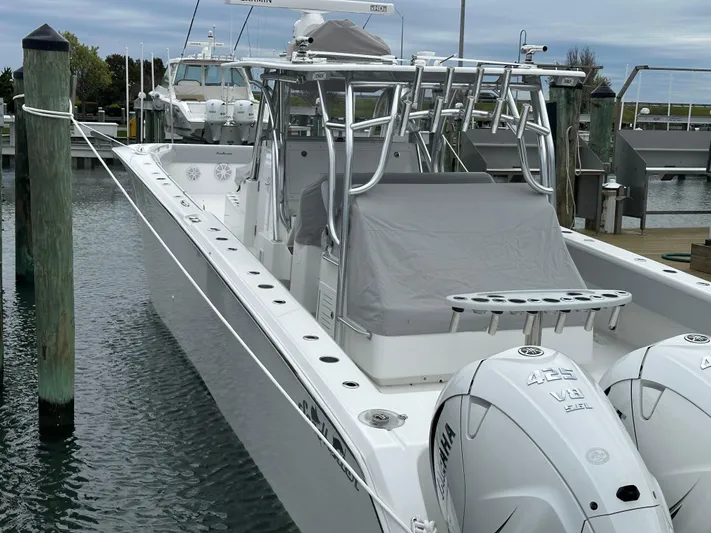 Knot Free Yacht Photos Pics 2021 SeaHunter 46 CTS boat docked, featuring dual Yamaha 425 V8 engines.
