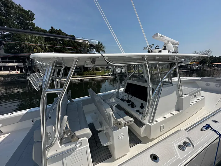 Knot Free Yacht Photos Pics 2021 SeaHunter 46 CTS boat with sleek design and advanced navigation equipment.