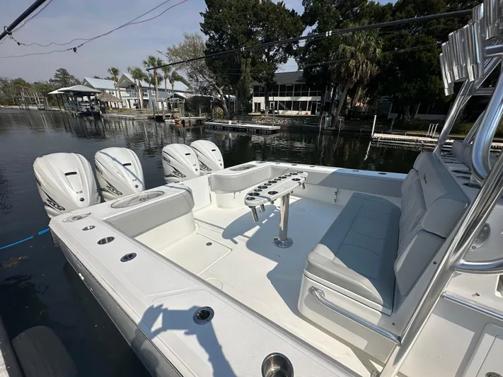 Knot Free Yacht Photos Pics 2021 SeaHunter 46 CTS boat with four Yamaha V8 engines docked by waterfront homes.