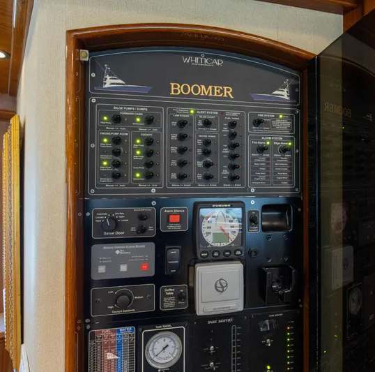 Badonkadonk Yacht Photos Pics 2005 76 Whiticar Enclosed Bridge Badonkadonk Electrical