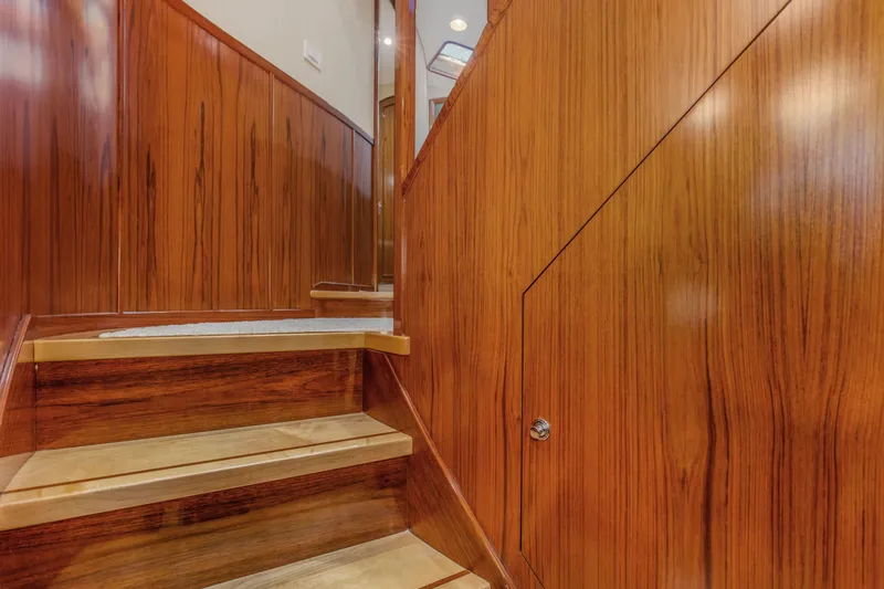 Badonkadonk Yacht Photos Pics 2005 76 Whiticar Enclosed Bridge Badonkadonk Companionway