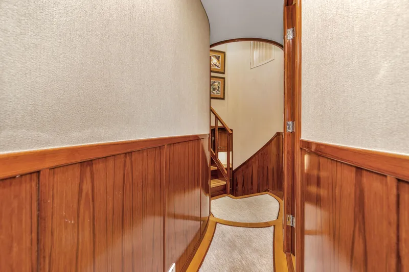 Badonkadonk Yacht Photos Pics 2005 76 Whiticar Enclosed Bridge Badonkadonk Companionway