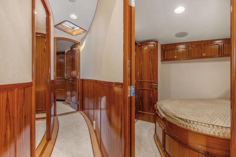 Badonkadonk Yacht Photos Pics 2005 76 Whiticar Enclosed Bridge Badonkadonk Companionway