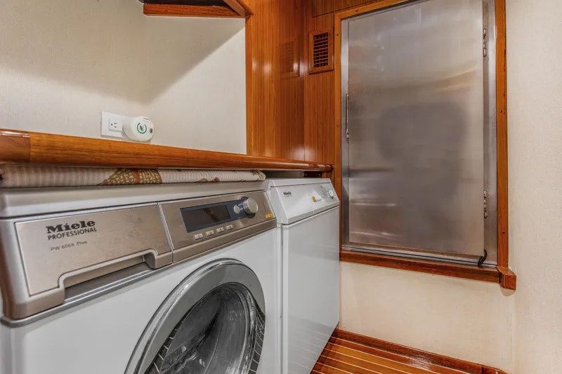 Badonkadonk Yacht Photos Pics 2005 76 Whiticar Enclosed Bridge Badonkadonk Laundry