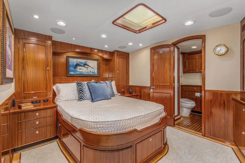 Badonkadonk Yacht Photos Pics 2005 76 Whiticar Enclosed Bridge Badonkadonk Master Stateroom