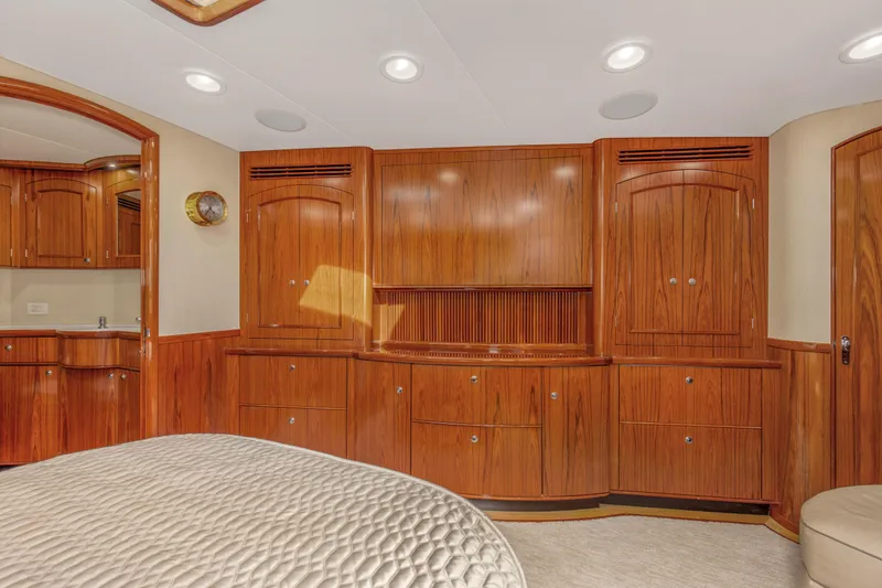 Badonkadonk Yacht Photos Pics 2005 76 Whiticar Enclosed Bridge Badonkadonk Master Stateroom