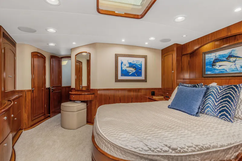 Badonkadonk Yacht Photos Pics 2005 76 Whiticar Enclosed Bridge Badonkadonk Master Stateroom