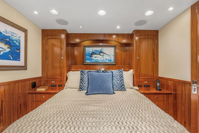 Badonkadonk Yacht Photos Pics 2005 76 Whiticar Enclosed Bridge Badonkadonk Master Stateroom