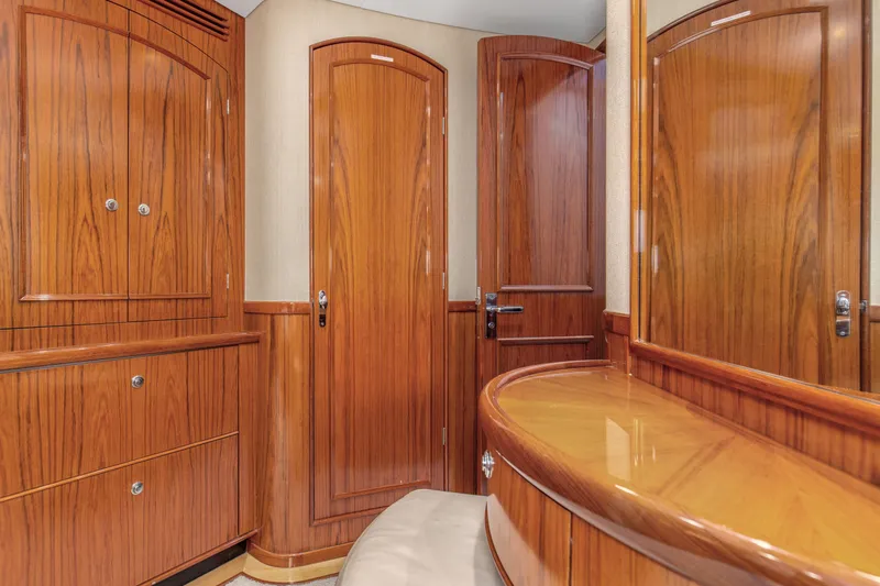 Badonkadonk Yacht Photos Pics 2005 76 Whiticar Enclosed Bridge Badonkadonk Master Stateroom