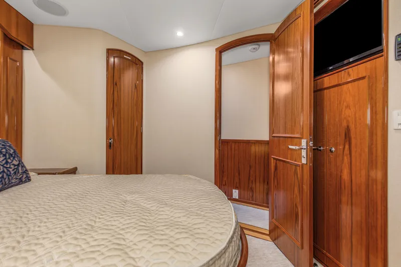 Badonkadonk Yacht Photos Pics 2005 76 Whiticar Enclosed Bridge Badonkadonk Port Stateroom