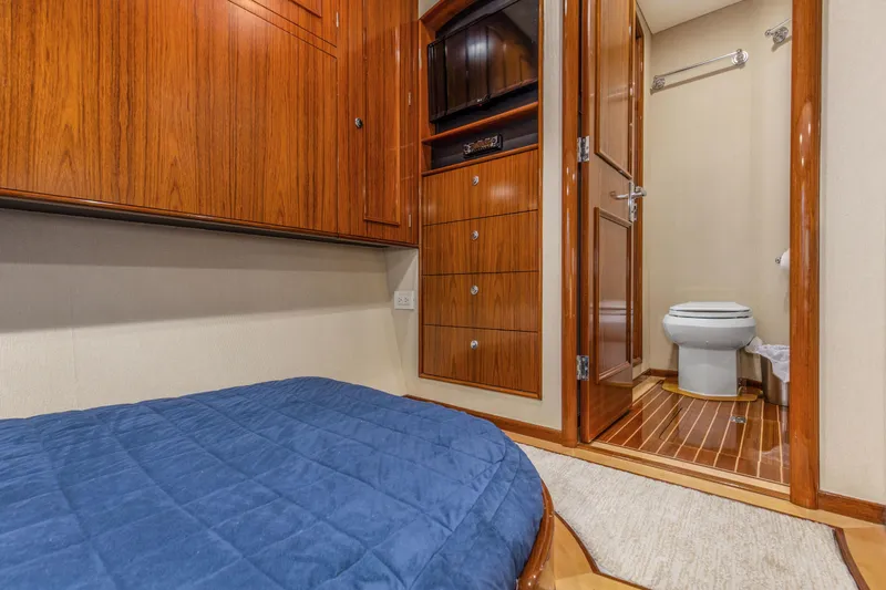 Badonkadonk Yacht Photos Pics 2005 76 Whiticar Enclosed Bridge Badonkadonk Rear Port Stateroom