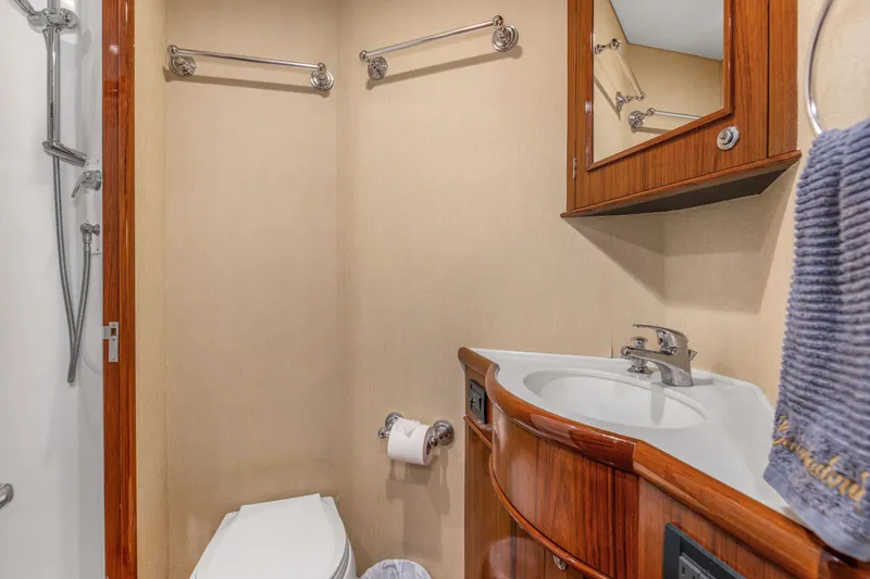 Badonkadonk Yacht Photos Pics 2005 76 Whiticar Enclosed Bridge Badonkadonk Rear Stateroom Head