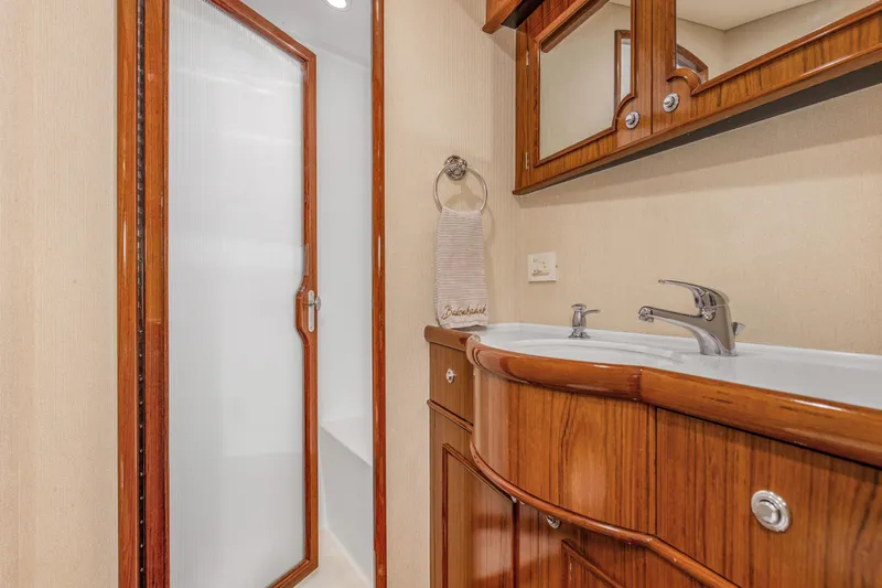 Badonkadonk Yacht Photos Pics 2005 76 Whiticar Enclosed Bridge Badonkadonk Starboard Head