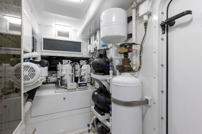 Badonkadonk Yacht Photos Pics 2005 76 Whiticar Enclosed Bridge Badonkadonk Engine Room