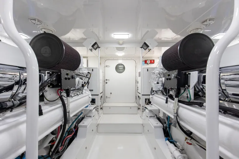 Badonkadonk Yacht Photos Pics 2005 76 Whiticar Enclosed Bridge Badonkadonk Engine Room