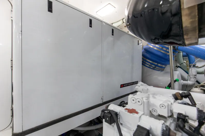 Badonkadonk Yacht Photos Pics 2005 76 Whiticar Enclosed Bridge Badonkadonk Engine Room