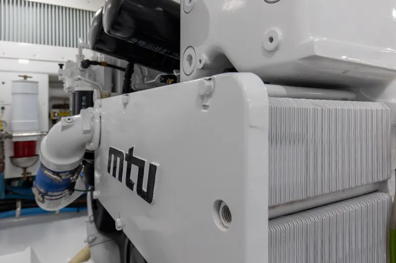 Badonkadonk Yacht Photos Pics 2005 76 Whiticar Enclosed Bridge Badonkadonk Engine Room