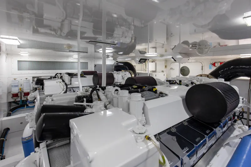 Badonkadonk Yacht Photos Pics 2005 76 Whiticar Enclosed Bridge Badonkadonk Engine Room