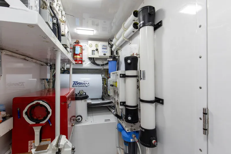 Badonkadonk Yacht Photos Pics 2005 76 Whiticar Enclosed Bridge Badonkadonk Engine Room