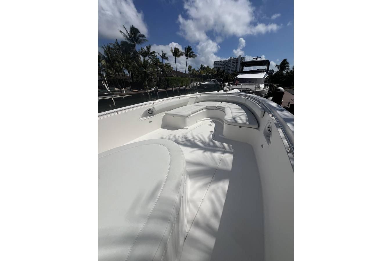 2014 Stamas 390 Tarpon boat with spacious seating, docked under a clear blue sky.