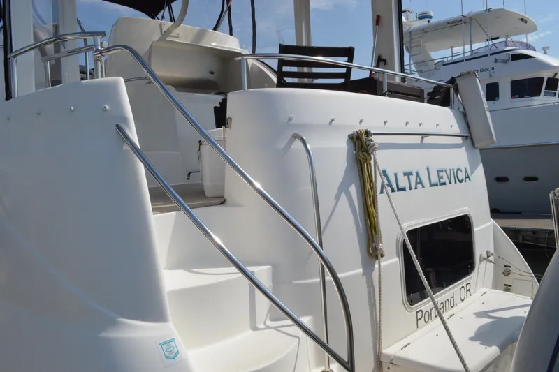 Alta Levica Yacht Photos Pics 2006 Meridian 368 Motoryacht docked, featuring sleek design and elegant railings.