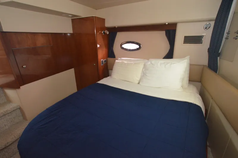 Alta Levica Yacht Photos Pics Luxurious bedroom interior of 2006 Meridian 368 Motoryacht with cozy bedding.