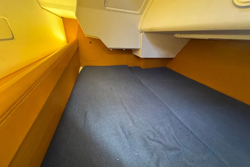 Sea Ranch II Yacht Photos Pics Interior cabin of 2018 Jeanneau Sun Odyssey 389 sailboat, featuring a cozy sleeping area.