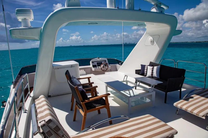 Sunrise Yacht Photos Pics Luxurious 2007 Ses Yachts SES 34 deck with seating, overlooking turquoise ocean waters.
