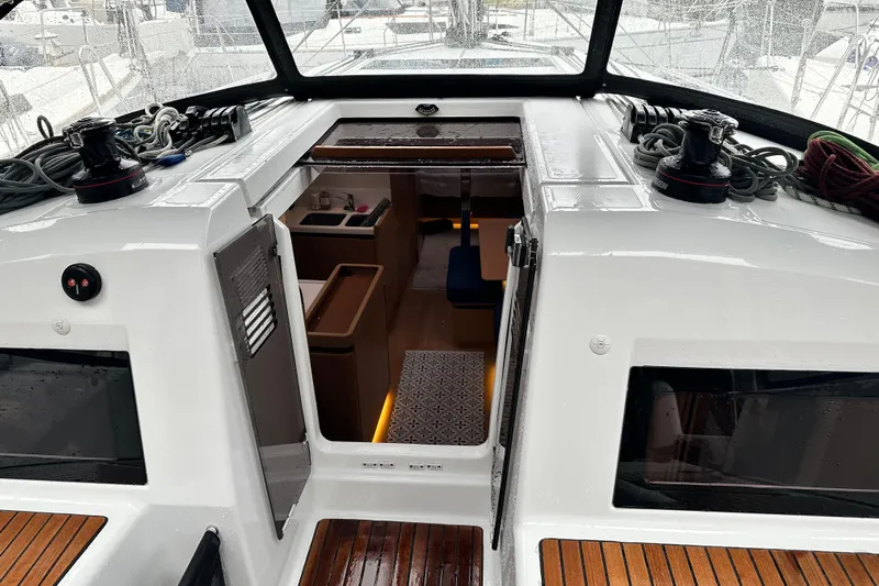 Lost Traveler Yacht Photos Pics Cockpit view of 2020 Jeanneau Sun Odyssey 440 sailboat, showcasing interior and deck details.