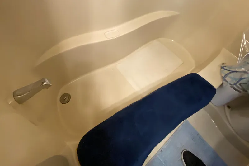 Dianne Yacht Photos Pics Interior of 2003 Bluewater Yachts 6000, featuring a bathtub with blue cushion.