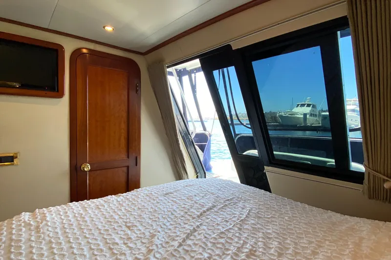 Dianne Yacht Photos Pics Interior of 2003 Bluewater Yachts 6000, featuring a cozy cabin with a waterfront view.