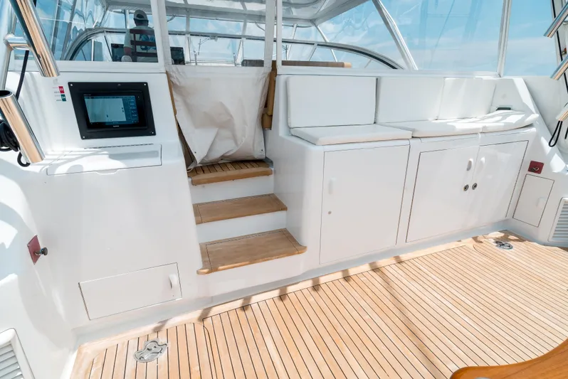 Reel Tycoon Yacht Photos Pics 2004 Donzi R-58 Express yacht interior with wooden steps and white seating.