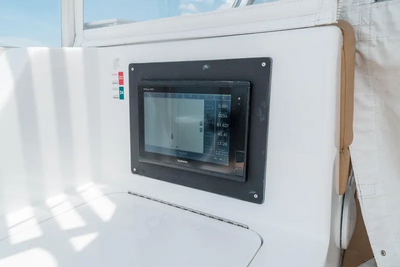 Reel Tycoon Yacht Photos Pics 2004 Donzi R-58 Express boat dashboard with navigation display.