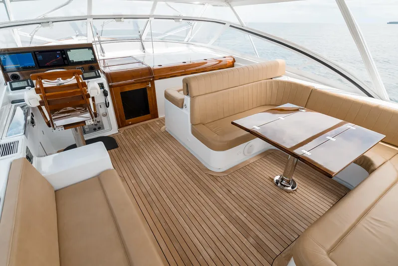 Reel Tycoon Yacht Photos Pics Luxurious 2004 Donzi R-58 Express yacht interior with elegant seating and wooden accents.