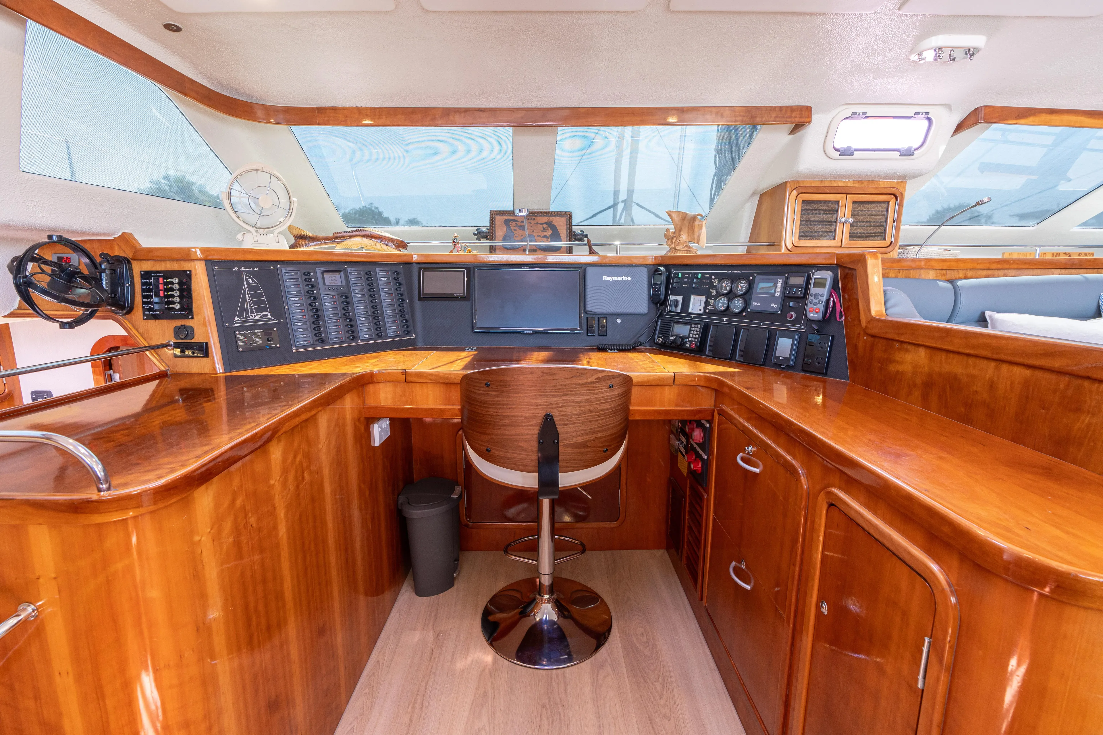 Atlas Yacht Photos Pics Navigation Station