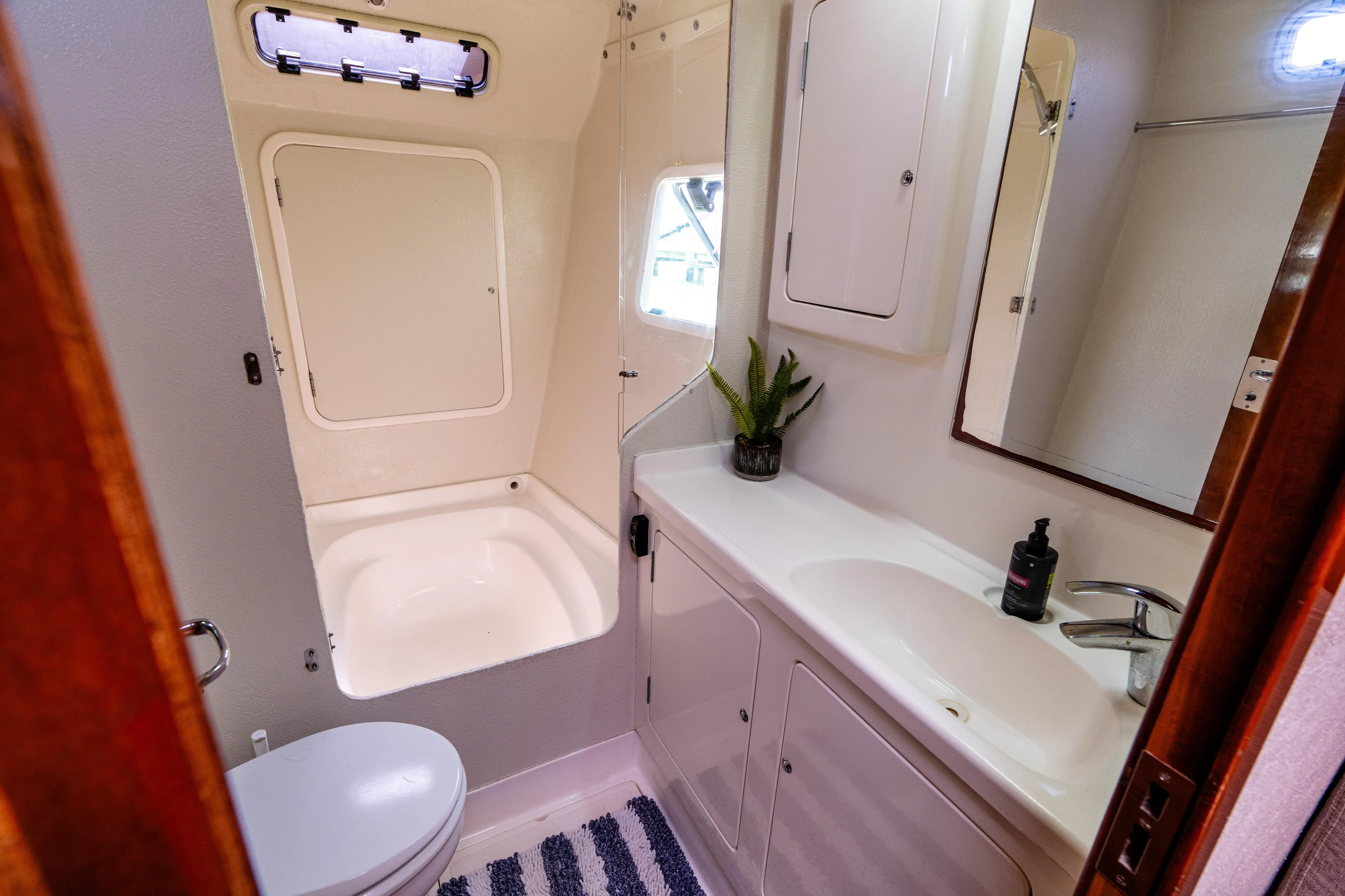 Atlas Yacht Photos Pics Port Forward VIP Head