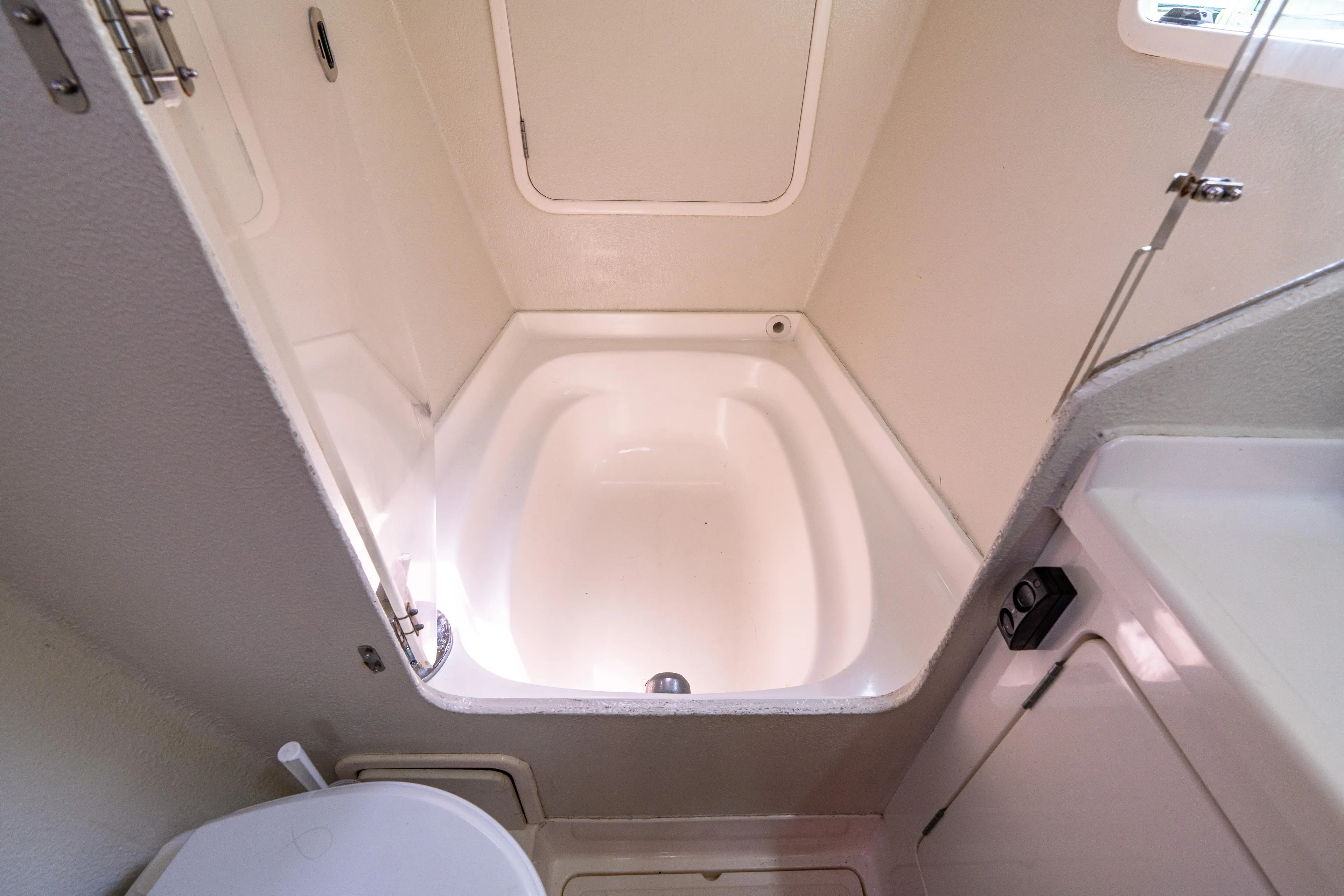 Atlas Yacht Photos Pics Port Forward VIP Head