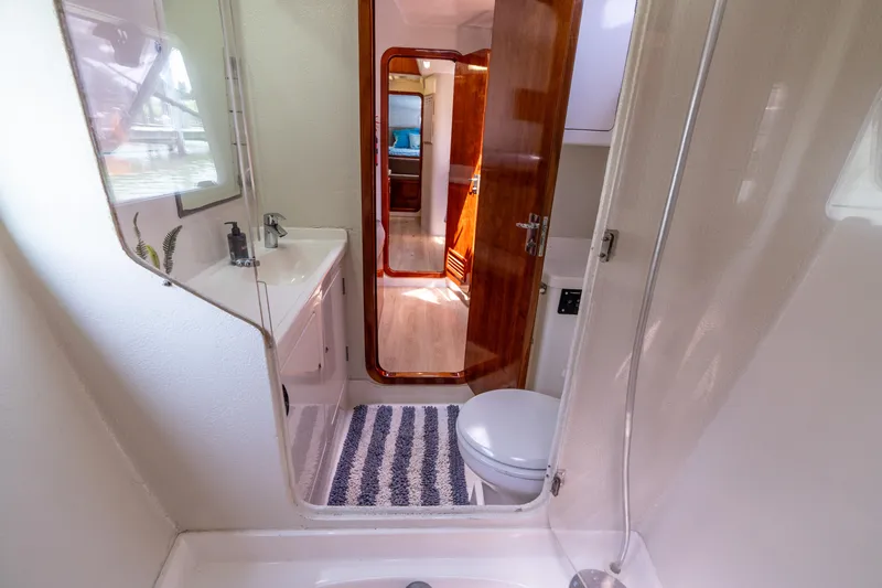 Atlas Yacht Photos Pics Port Forward VIP Cabin Head