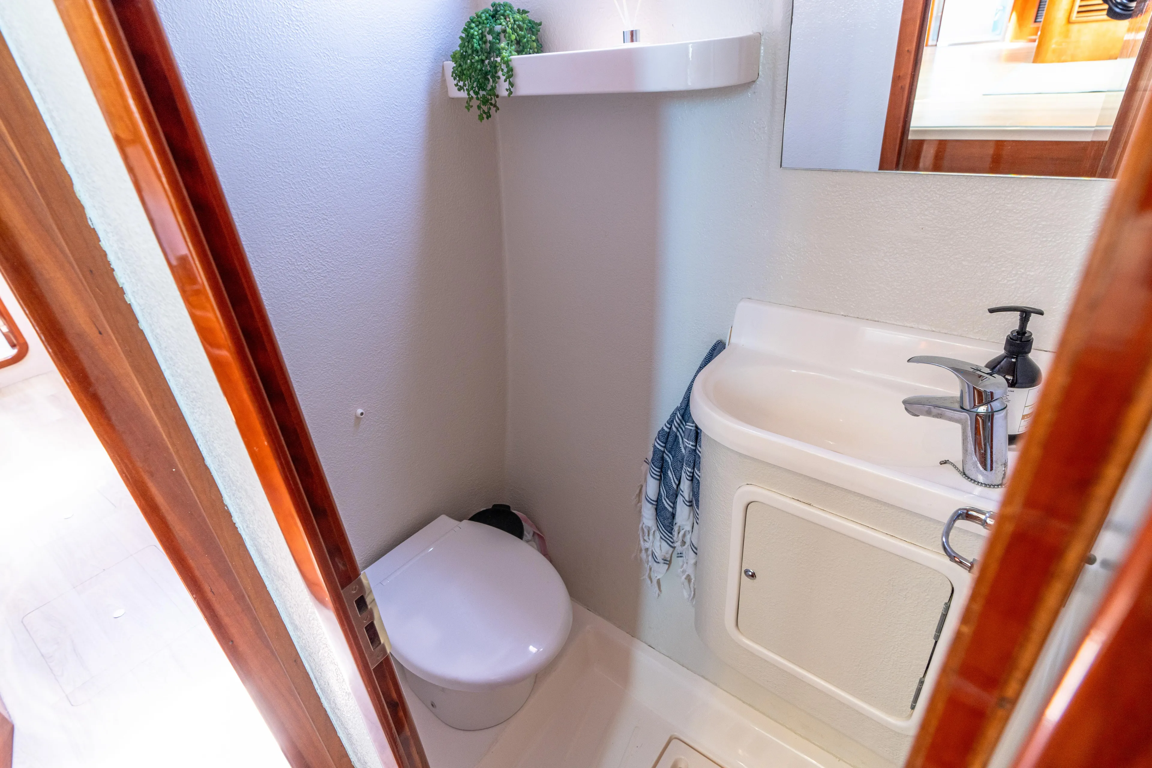 Atlas Yacht Photos Pics Starboard Aft Head