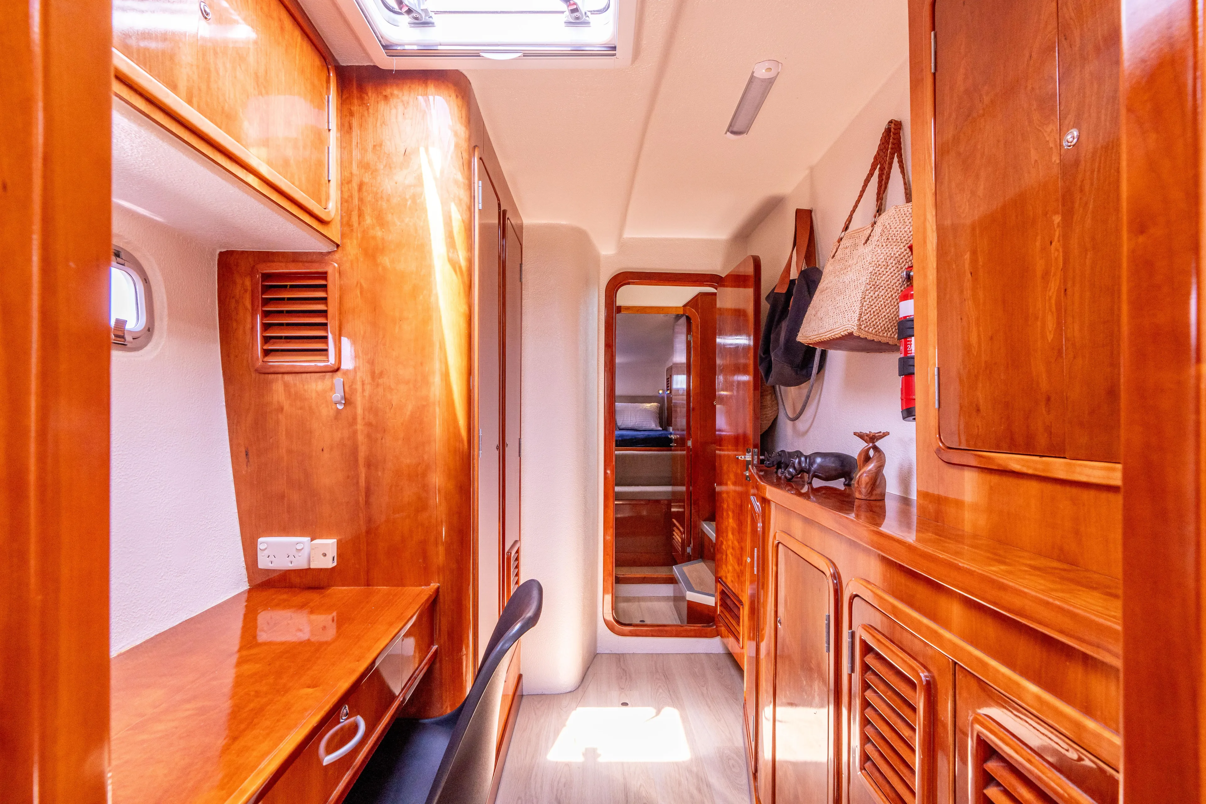 Atlas Yacht Photos Pics Starboard Owners Cabin